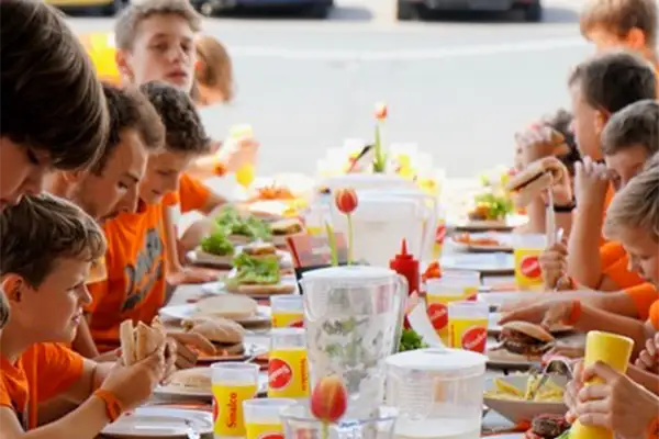 Kindergeburtstag am Geburtstagstisch